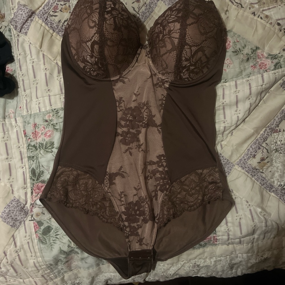 Elegant Lace Bodysuit in Brown